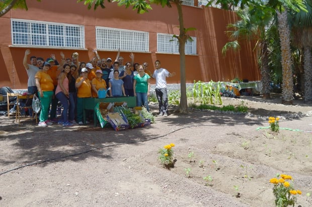 Voluntarios de Phillip Morris en la huerta