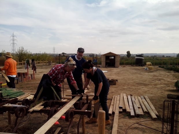 Midiendo y cortando madera para el techo de la casita