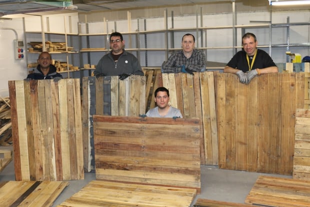 Parte del equipo de usuarios participantes en el Taller con las tarimas finalizadas