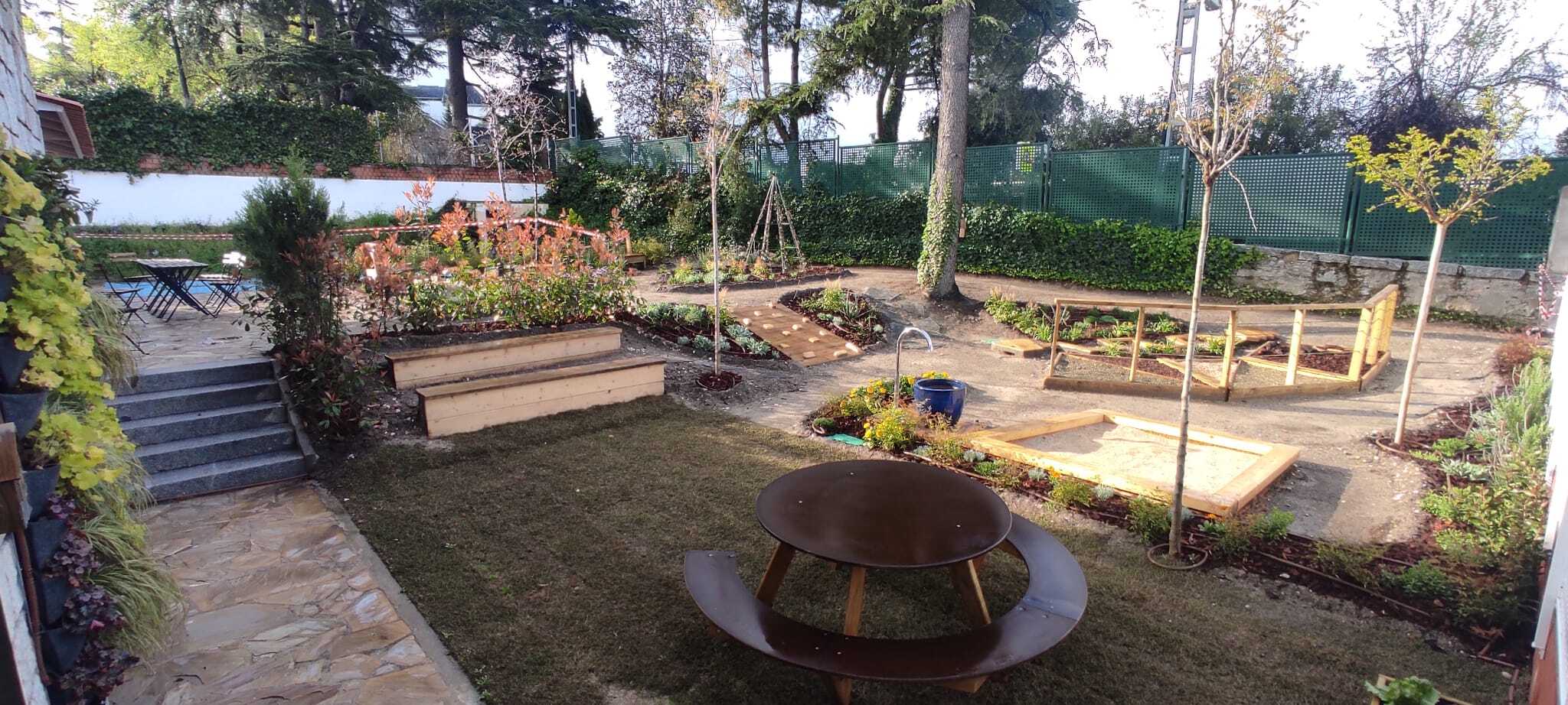 Zona de asamblea y jardín al fondo-Fundacion Querer