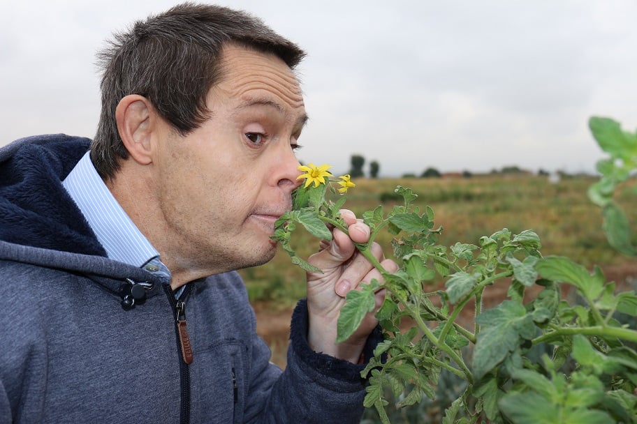 Usuario de Fundación Juan XXIII Roncalli visita el huerto ecológico